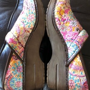 COPY - Sanitas nursing’s clogs NWOB size 38